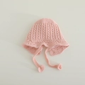 Detalle de gorro de punto rosa para bebé con textura de encaje y correas suaves - 6-24 Meses / Rosa