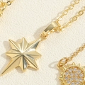 Dettaglio macro della collana placcata oro 14K con pendenti a stella e sole zirconi - Collana Esagramma