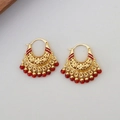 Orecchini vintage dorati con perline rosse e delicati motivi floreali traforati - Stile Agata Rossa