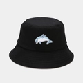 Dettaglio del logo delfino ricamato blu e bianco su un cappello a secchiello nero - M (56-58cm) / Nero