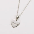 Macro del ciondolo a cuore in acciaio argento con incisione Forever Loved - Colore Acciaio (Inciso Forever Loved)