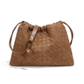Klassische karamellbraune gewebte Cloud-Bag mit Kordelzug und goldenen Metallschnallen - Khaki