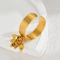 Bague ouverte dorée en acier inoxydable avec pampille de cubes sur socle blanc - Gland Mixte