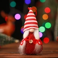 Détail d'un gnome de Noël tricoté à rayures rouges avec nattes blanches et bouton en bois - Style Chapeau Rayé Rouge