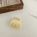 Elegante crèmegele matte haarklem voor hoge paardenstaart-styling op een witte achtergrond - Beige