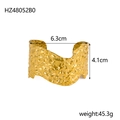 Detailweergave van gouden open armband met textuur en afmetingen van 6,3 cm diameter - Lava Gehamerd Brede Stijl (HZ48052B0)