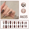 Braune und weiße Schachbrett-Kunstnägel im langen Sarg-Stil mit goldfarbenen Akzenten - Cool Retro Schachbrett-Stil (A635 Kleber-Stil)