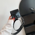 Schwarze Mini-Quadrat-Tasche aus glänzendem Lackleder mit verstellbarem Gurt für Sport - Schwarz
