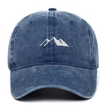 Détail de la broderie montagne sur le coton délavé bleu de la casquette baseball vintage - Bleu marine