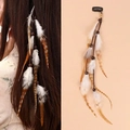 Detailansicht eines ethnischen Federhaarclips mit braunen Lederkordeln und Holzperlen - Naturfarbe