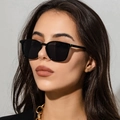 Klassieke zwarte oversized vierkante zonnebril met donkere UV-glazen op een model - Glanzend Zwart