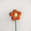 Handgehäkelte Blume aus orangefarbenem und gelbem Garn mit grünem Stängel Einzelstück - Orange