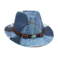 Kinder jazzhoed van patchwork denim met bruine leren riem en turquoise decoratie - Kindermaat (Deuk in kroon) / Lichtblauw (Denim Houten Kralen Blauwe Steen)