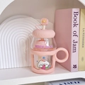 Detalle del vaso de vidrio rosa con pajita y funda de silicona con dibujo de perro animado - 600ml / Rosa