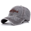 Dettaglio ravvicinato del cappellino vintage in denim con ricamo di lettere in rilievo - Grigio