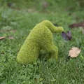 Statua di cucciolo floccato verde per la decorazione esterna di giardini e prati - Cane che Scava