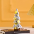 Nahaufnahme vom Mini-Flock-Weihnachtsbaum mit warmem LED-Licht auf Holzsockel - 20cm Turm-Kiefernnadelbaum (Ohne Licht)