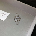 Makroansicht Silber-Sicherheitsnadel-Ring mit Zirkonia-Sternen auf grauem Samtkasten - Sicherheitsnadel-Sternring (3#)