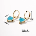 Elegantes pendientes huggie con gemas de corazón azul claro en acabado dorado - Corazón Azul Claro (E03029-2)