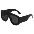 Gafas de sol negras de gran tamaño con montura cuadrada mostradas en un ángulo de 45 grados - Montura Negra Lente Gris