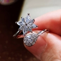 Dettaglio macro di un anello aperto in argento con un fiore di zircone e design a goccia - F1128 Anello Aperto