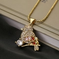 Collana con ciondolo a fenicottero dorato con zirconi colorati e catena a sfere - Uccello in zircone giallo e rosso