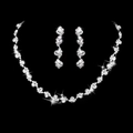 Primo piano di un set da sposa scintillante in argento con collana e orecchini di cristallo - Collana + Orecchini / Bianco/Trasparente (Set da 2 pezzi)