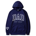 Σκούρο μπλε προσαρμοσμένο Dad Est 2024 φούτερ με κουκούλα και εκτύπωση κειμένου στο μανίκι - S / Λευκή Λουλουδάτη Εκτύπωση / Ναυτικό μπλε