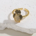 Makrodetail des Pinguin-Rings mit schwarzen und klaren Zirkonias auf 14K vergoldetem Band - Pinguin 14K Echtgold Vergoldet (JZ0288-5)