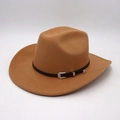 Dettaglio cappello cowboy in feltro color cammello con cinturino in pelle e fibbia d'argento - Taglia unica / Cammello