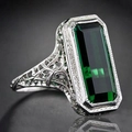 Anello Art Déco con pietra verde taglio smeraldo e dettagli filigranati in argento antico - US 7 / Oro bianco