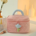 Borsa trucco in velluto rosa con motivo trapuntato, manico celeste e ciondolo fiore - Grande borsa a secchiello / Borsa a Secchiello Rosa
