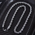 Collar de cadena de cuerda trenzada de acero inoxidable pulido para hombre en bandeja negra - Color Acero