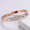Dettaglio del bracciale in oro rosa con cristalli pavé su supporto in marmo - Oro rosa