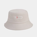 Dettaglio del ricamo icona batteria 1% sul cappello alla pescatora in cotone beige - M(56-58cm) / Beige