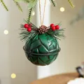 Dunkelgrüne 8cm Metall-Weihnachtsglocke mit Tannennadeln und Beeren für den Weihnachtsbaum - 8cm Grüne geflochtene Glocke