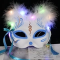 Máscara de zorro luminosa con plumas blancas, patrones azules y luces LED integradas - Huayue Luminoso