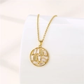 Dettaglio di collana dorata con pendente rotondo traforato e zirconi rettangolari - NE162 Oro Tondo con Zirconia