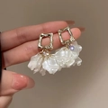Orecchini dorati quadrati irregolari con petali di conchiglia bianca e strass - Petalo Bianco Oro