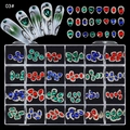 Dettaglio del kit da 24 scomparti con strass in lega a cuore e farfalla per unghie - Stile Misto 03 - Serie di Gemme Blu Verdi Rosse