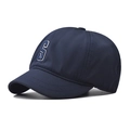 Detalle macro de gorra azul marino con textura hexagonal y logotipo S bordado en relieve 3D - Ajustable / Azul marino