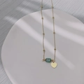 Dettaglio della collana a cuore placcata oro 18K con turchese su vassoio in ceramica - Collana a Cuore (DS005爱心)