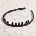 Dettaglio del cerchietto a onde nero con dentini antiscivolo e finitura lucida - Lato Sottile Nero Con Denti / 【attributi Del Prodotto】questo Prodotto È Una Fascia Per Capelli Nera Caratterizzata Da Un Classico Design Sottile E Dentellato Realizzata In Materiale Plastico/resina Con Finitura Lucida. 【presentazione Visiva】l'immagine Utilizza Una Prospettiva Minimalista Dall'alto Verso Il Basso Con Uno Sfondo Bianco Granuloso Focalizzando L'attenzione Visiva Sul Prodotto Stesso. La Qualità Dell'immagine È Elevata Con Dettagli Nitidi E Senza Rumore. È Esteticamente Gradevole Con Una Composizione Ragionevole Illuminazione Naturale E Un Buon Impatto Visivo. 【contenuto Testuale】l'immagine Non Contiene Testo Estratto Tramite Ocr Loghi Filigrane O Marchi Di Certificazione. 【conclusione Della Revisione】approvato; La Visualizzazione Dell'immagine È Standard E Adatta Per La Pubblicazione Online Diretta. 【etichette Logistiche】nessuna; Classificato Come Categoria Generica Di Gioielli. 【rischio Di Violazione】marchio - Tipo Di Violazione: Nessuno; Probabilità Di Violazione: 01%; Un Design Generico. 【parametri Del Prodotto】nero Bordi Sottili Pettine Dentato Antiscivolo Misura Universale.