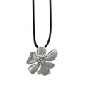 Detail of silver five-petal flower necklace with hammer texture and zircon center - Silver