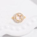 Détail du connecteur rond doré avec pavé de zircone cubique et deux anneaux de suspension - Style Rond Vidé Doré