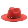 Détail d'un chapeau de paille rouge avec ruban brun orné de rivets et d'accents métalliques - M (56-58cm) / Rouge