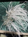 Detail von Brauthaarschmuck mit weißen Federn, silbernem Draht, Kristallen und Opalen - Weiß