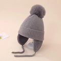 Détail du bonnet en maille grise avec protège-oreilles et grand pompon en fourrure - 5-12 Ans / Gris