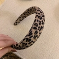 Nahaufnahme des Haarreifens mit Leopardenmuster und weicher Stofftextur im Detail - Helles Leopardenmuster Stirnband (3 cm)