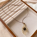 Ciondolo foglia barocca con pietra occhio di tigre e cordoncino su vassoio gioielli - Collana in corda cerata in occhio di tigre irregolare dorato - circonferenza circa 80 cm